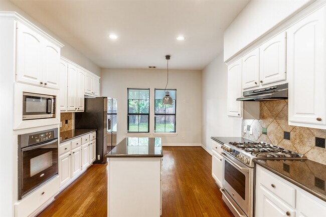 Photo - 2923 Royal Oaks Crest