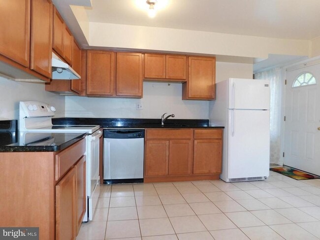 Building Photo - 6421 Earlham Dr