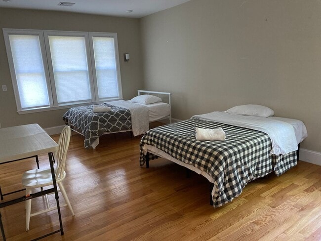 Photo - Unbeatable Price and Location; Brighton 7-bed Apt with a Private Bathroom for Each Room!