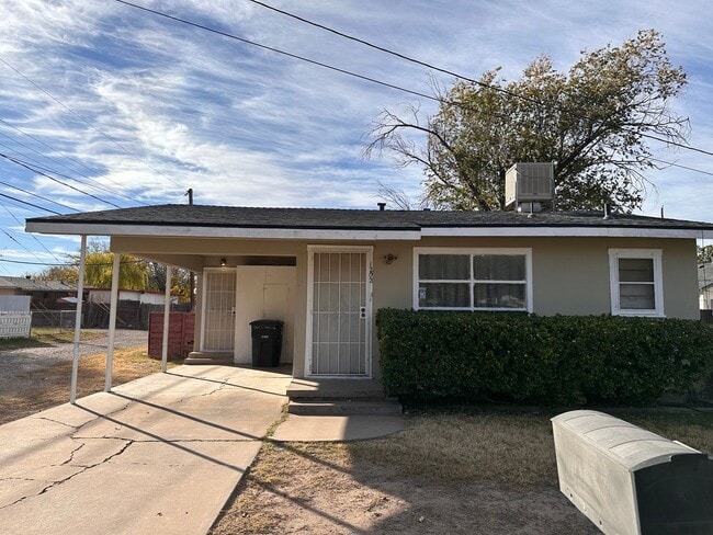 Building Photo - Cozy casita