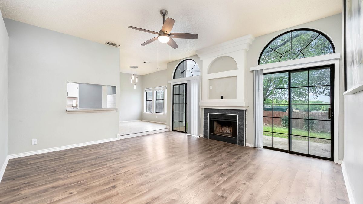 Photo - 9806 Pebble Ridge Dr