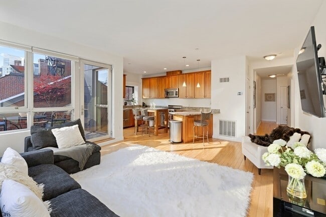 Photo - 99-105-105 Broad St Unidad 7E