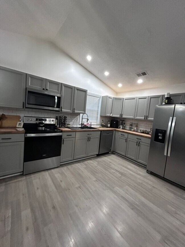Photo - 101 Cottonwood Ct