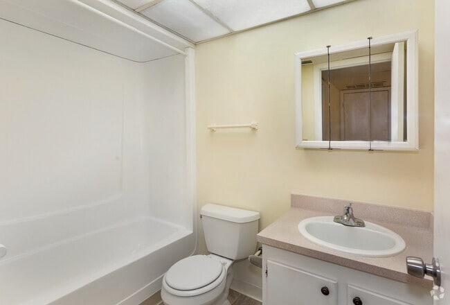 1BD/1BA - 725 SqFt - Bathroom - Lindru Gardens