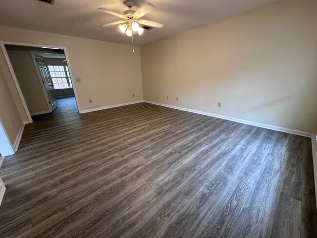 Photo - 346 Leafmore Rd SW Unit B