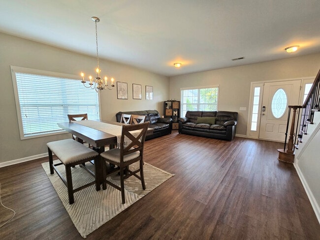 Photo - 525 Batty Way