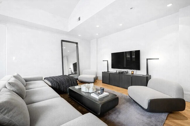 Photo - 640 Broadway Unidad 8B