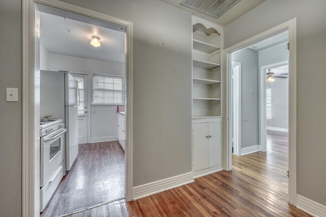 Photo - 416 E 8th St