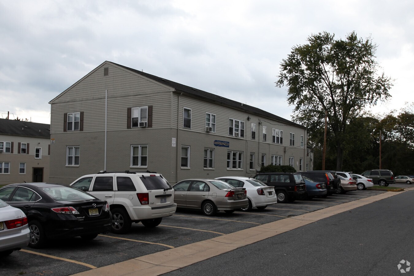 Ivy Hall Apartments - Ivy Hall Apartments