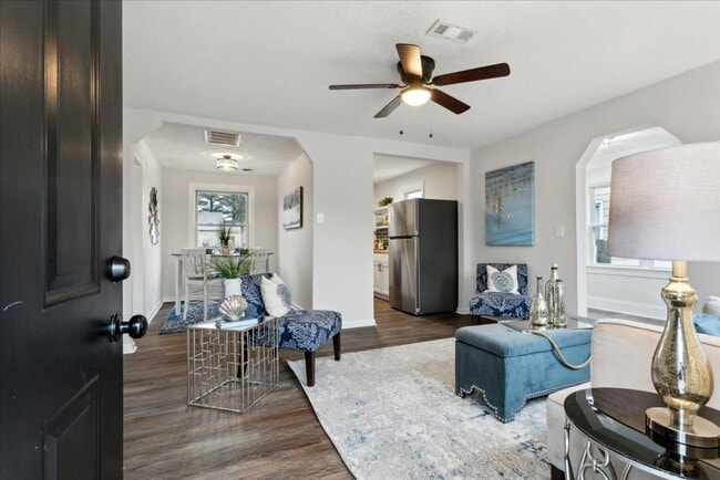 Building Photo - Renovated home in Heart of Hampton Roads