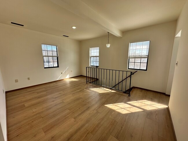 Building Photo - 1747 E 2nd St Unit 1