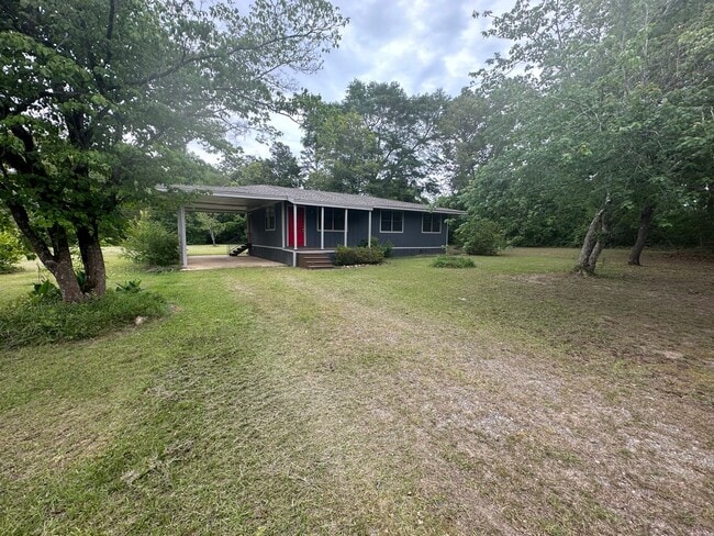 Photo - Comfortable 3 bed, 1 bath home in Pine Level!