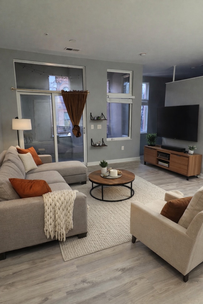 Building Photo - 1150 Vine St Unit 24