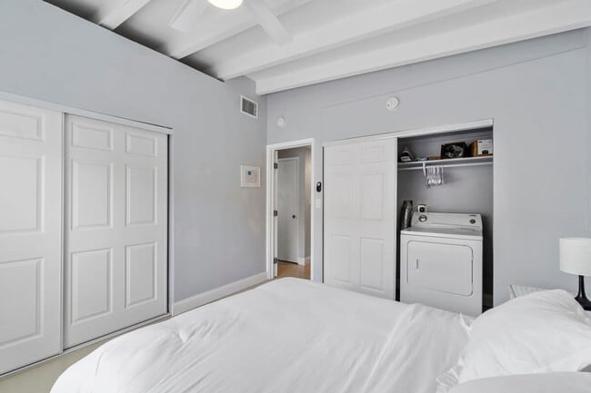 Building Photo - 2407 NE 33rd Ave Rental