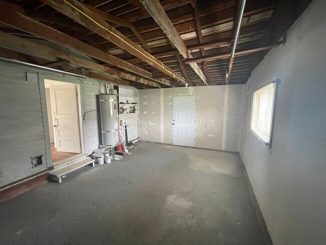 Photo - Cozy one bedroom with den and 1 car garage. Nicely located right in the middle of town.