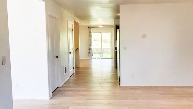 Photo - Beautiful 4 bedroom 3 bath townhouse w/att...