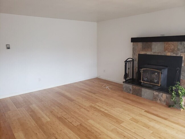 722 White Pl