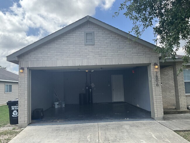 Photo - "Charming 3-Bedroom Haven in Selma with Granite Elegance!"