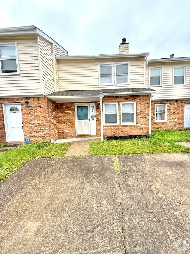 Building Photo - Modern Comfort Meets Convenience – Renovat... Rental