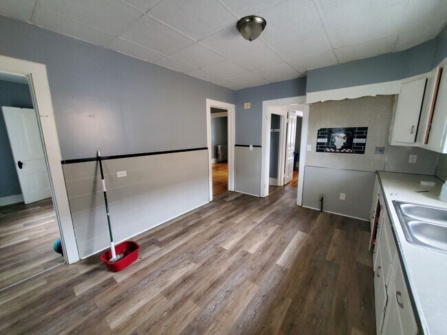 Photo - Large 4 Bedroom Single Family House Availa...