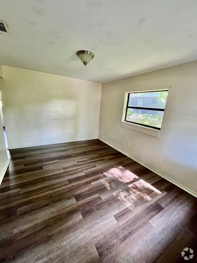 Building Photo - *Large 3BR/1BA Lakeland Home*