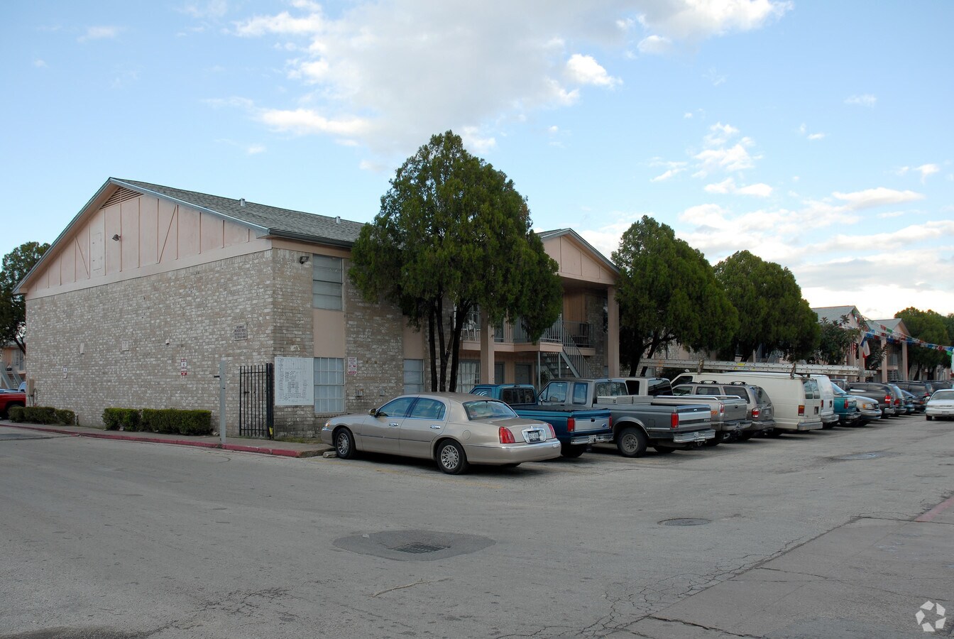 Pine Gardens - Pine Gardens Apartments