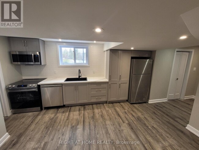 Photo - 205 Cardinal St