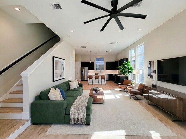 Photo - 5613 Leonard St