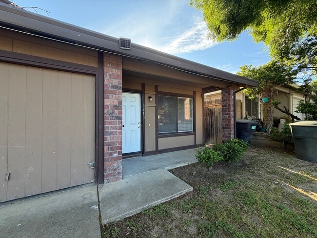 Photo - Welcome to this beautifully renovated 2-bedroom, 1-bath home in the desirable Foothill Oaks! Unidad 5216