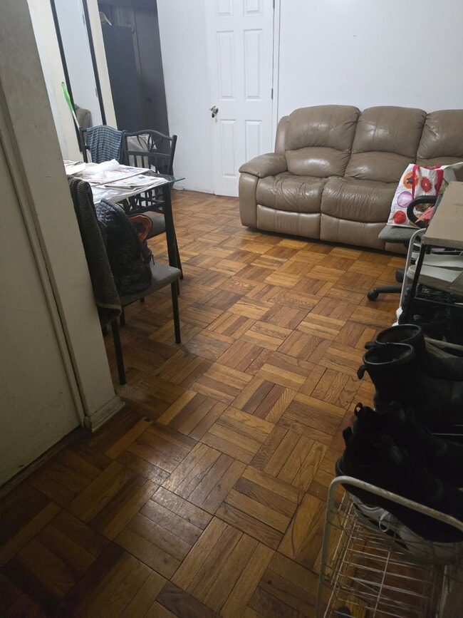 Photo - 41-42 73rd St