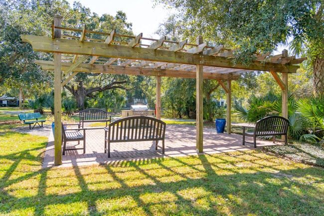 Outdoor social area and grilling station - Daniel Island Village