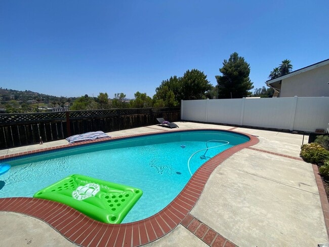 Building Photo - Newly Renovated 4BD/2BA w/ POOL!!