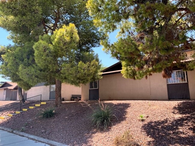 Building Photo - Check out this Freshly Painted and New Flo... Rental