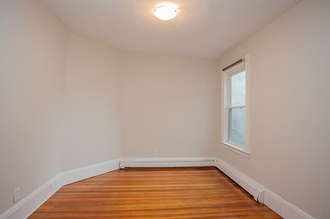 Photo - 3Br/1Bth in GREAT location! Laundry in the building, new appliances.