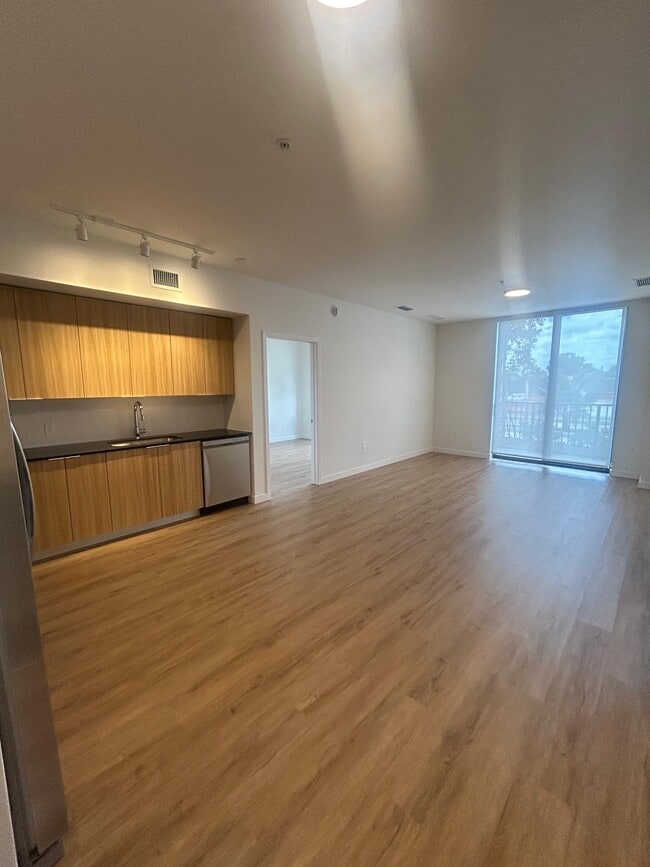 Building Photo - 984 E 27th St Unit C2 Rental
