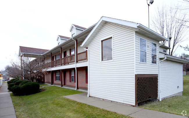 Building Photo - Wrens Trail Garden Apartments