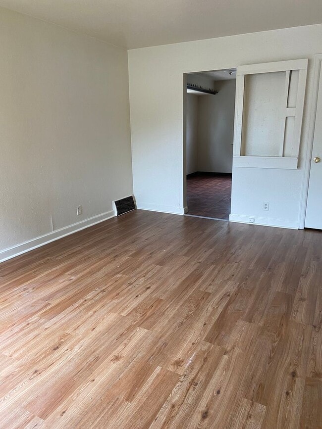 Photo - 2BR SINGLE FAMILY HOME, YARD, GARAGE, FULL BASEMENT, HANDY LOCATION!