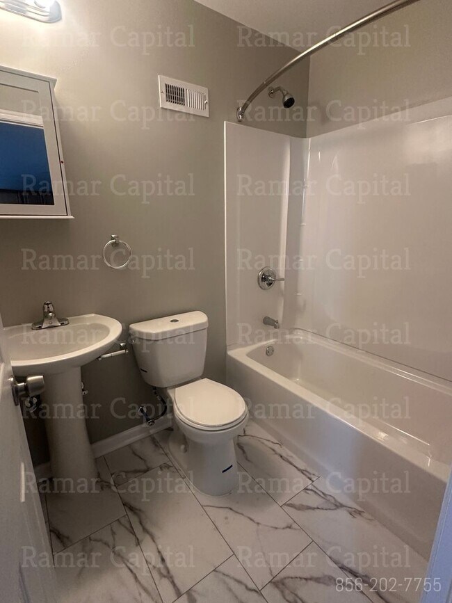 Photo - 451 Line St Unidad A