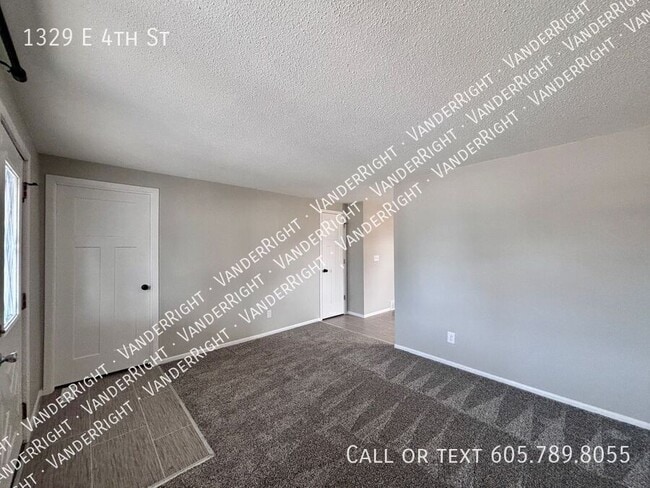 Photo - 1329 E 4th St