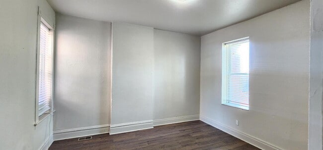 Building Photo - Spacious First-Floor 2BR with Bonus Room & Updated Interior – Pet Friendly!