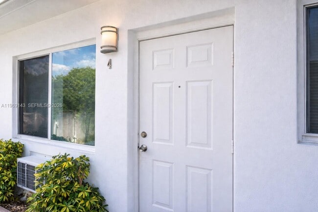 Photo - 932 Moffett St Unidad 4