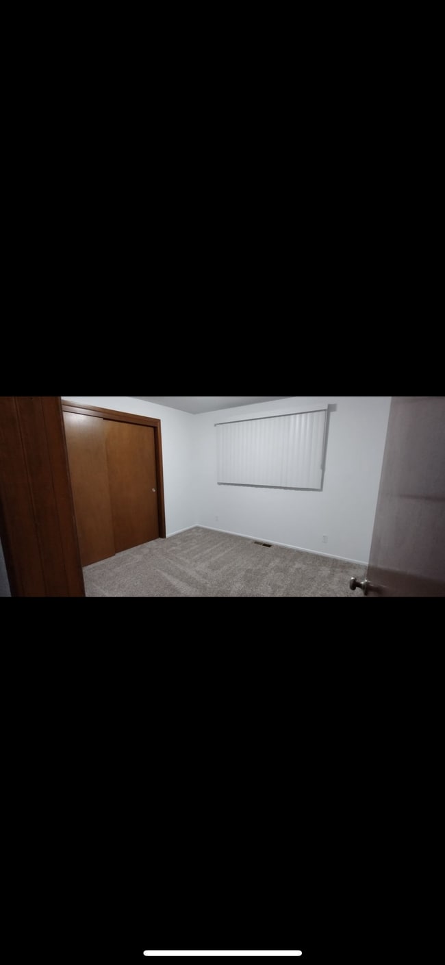 Photo - 1980 Broadway St NE