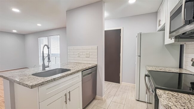 Building Photo - 2515 Shakespeare St Unit 4