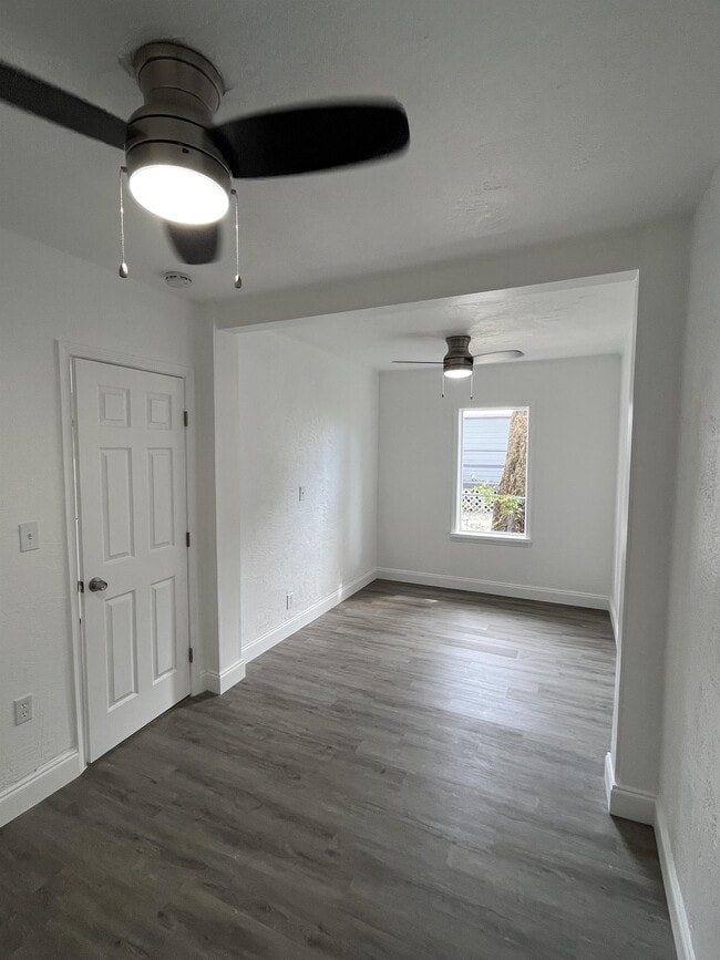 Photo - 615 Dora St