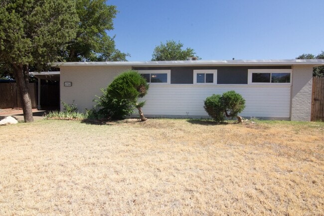 Building Photo - Cute 3 bed 1 bath Large Back Yard Rental
