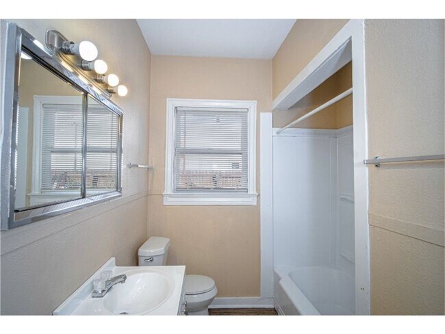 Building Photo - 907 Iowa St Unit 1