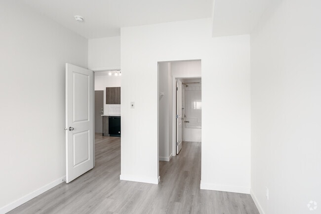 2 chambres, 2 salles de bain - 878 pi² - Chambre principale - BlueWater Apartments South