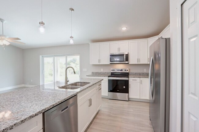 Photo - MUST SEE-CUSTOM BUILT-LARGE NEWER CONSTRUT...