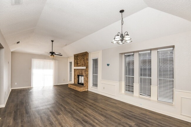 Photo - 1505 Gainsborough Way