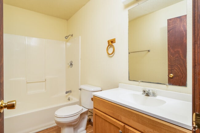 2BR, 2BA - 960SF - Bathroom - Smith and Royer Apartments